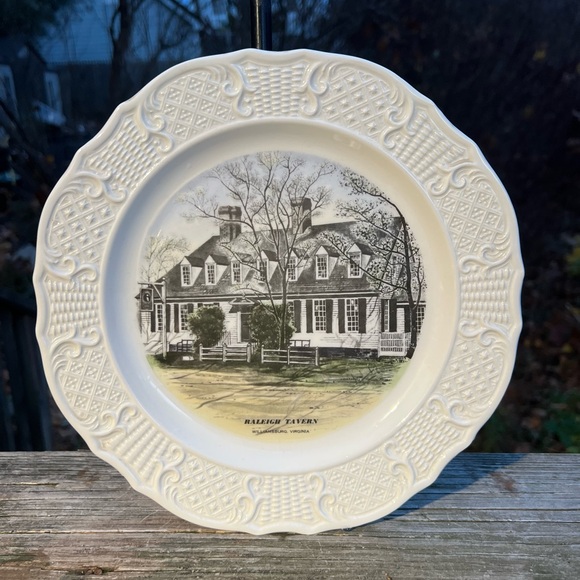 S P Skinner Raleigh Tavern Williamsburg Virginia 10” Decorative Plate - Picture 12 of 14